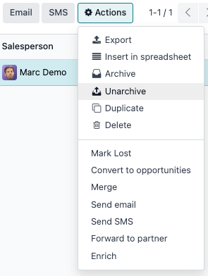 Botão de ação na visualização de lista com destaque para a opção Desarquivar.