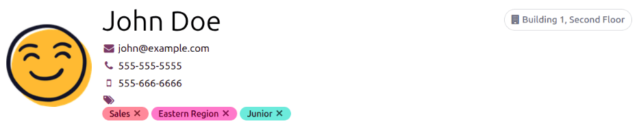 La mitad superior de un nuevo formulario de empleado con todos los campos completos.